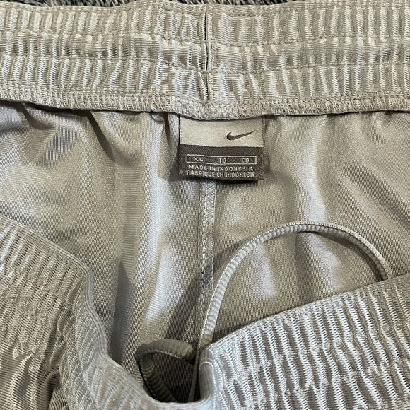 Nike Mens Athletic Basketball Shorts Size XL Gray Silver Drawstring - Picture 5 of 5